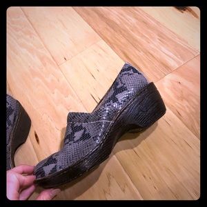 Super cute born clogs